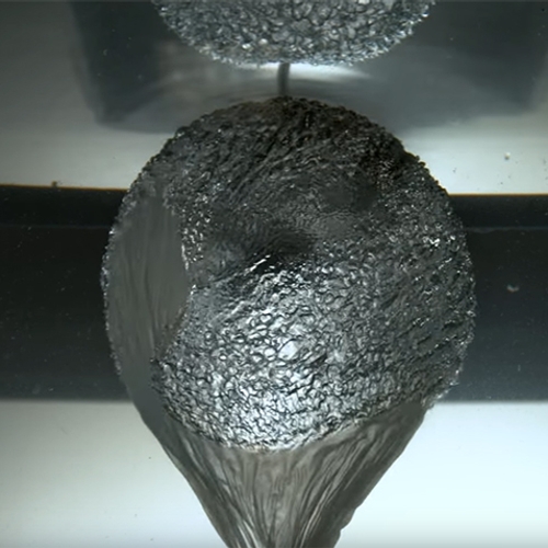 Web Draait Door: Ballon knalt onder water in slow-motion uit elkaar