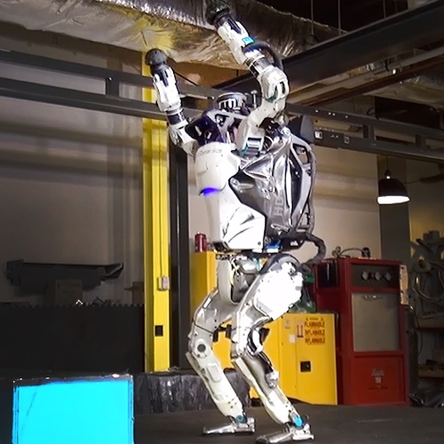 Web Draait Door: robot doet backflip. En juicht vervolgens.