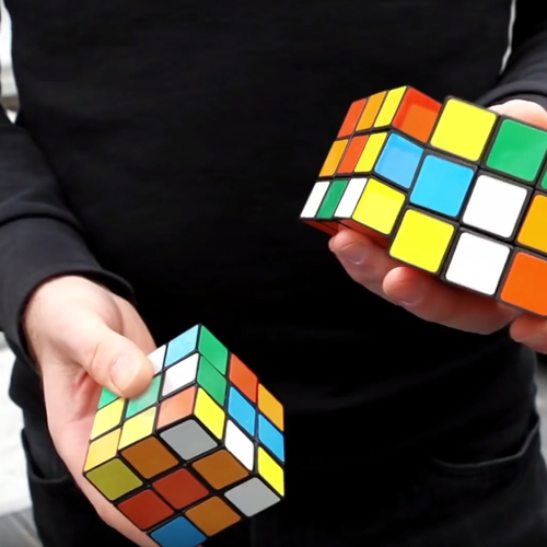 Web Draait Door: Jonglerend 3(!) Rubiks kubussen oplossen