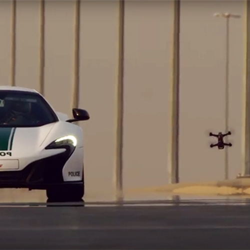 Web Draait Door: Drone vs. Raceauto in Dubai