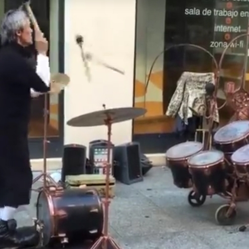 Web Draait Door: jonglerende drummer