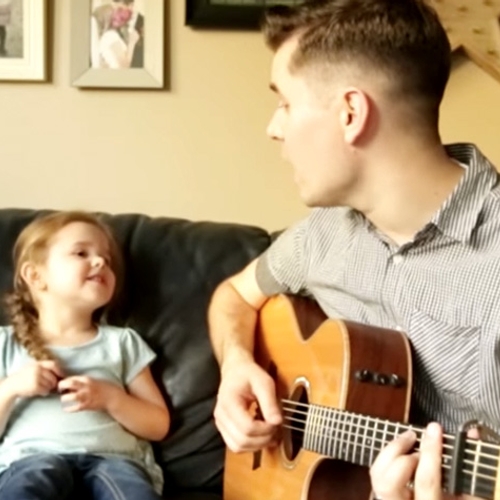 Web Draait Door: vierjarig meisje en haar vader zingen een liedje