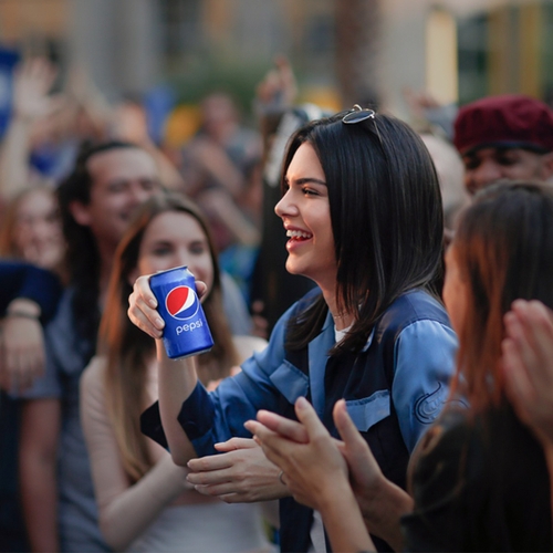 Berg van kritiek op Pepsi spot