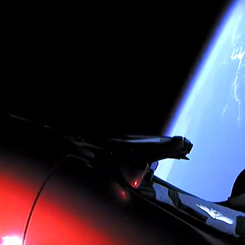 Imposante beelden van Tesla in ruimte
